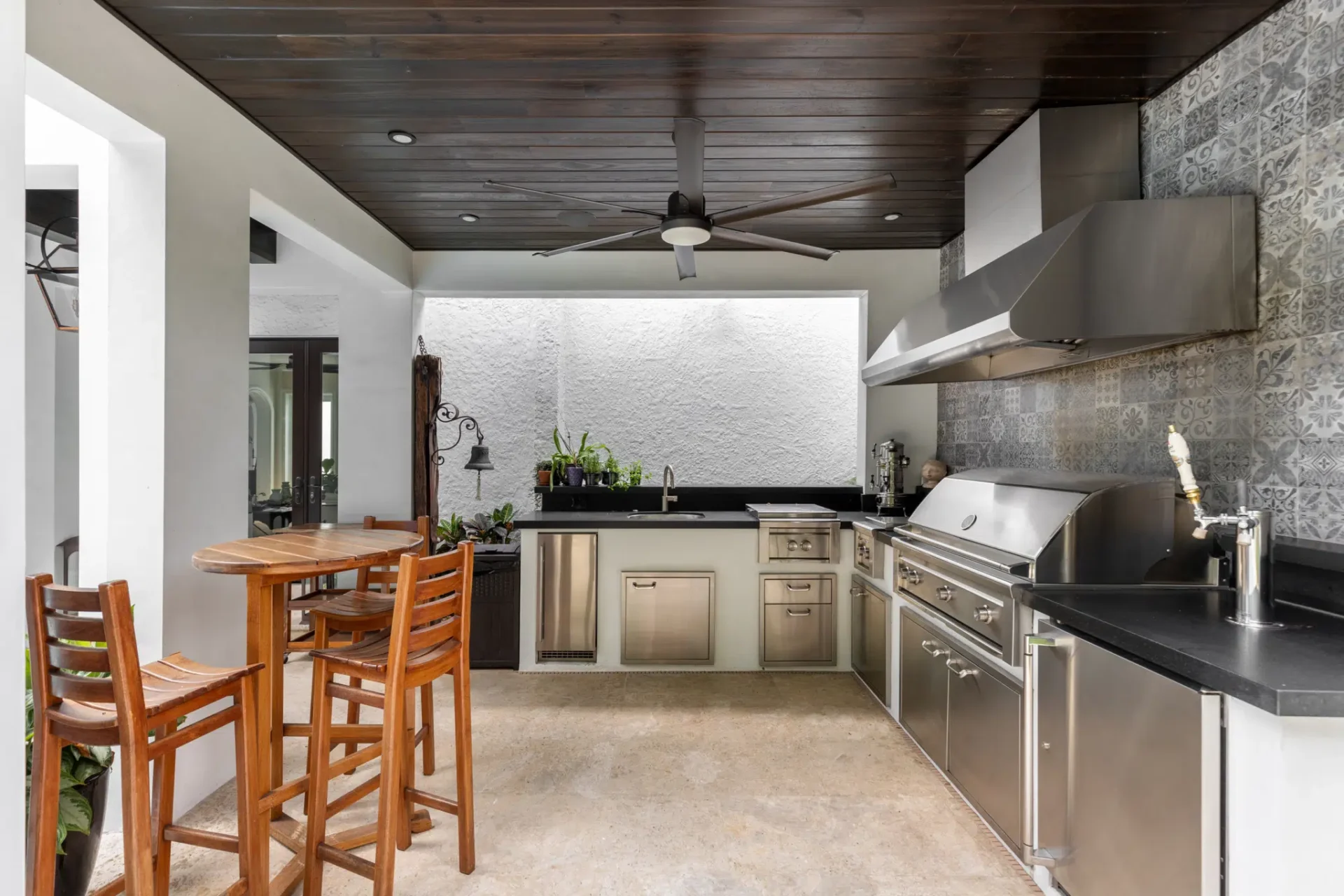 custom-outdoor-kitchens-home-we-build-kitchens-banner.png